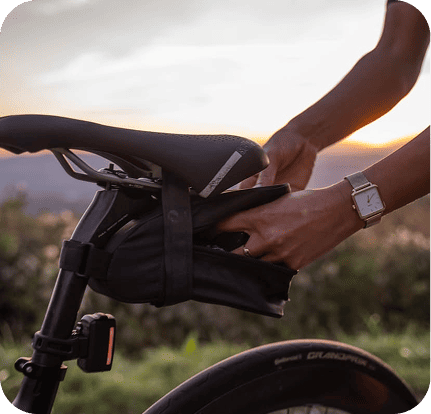 Photo d'une selle de vélo avec le coucher du soleil dans le fond