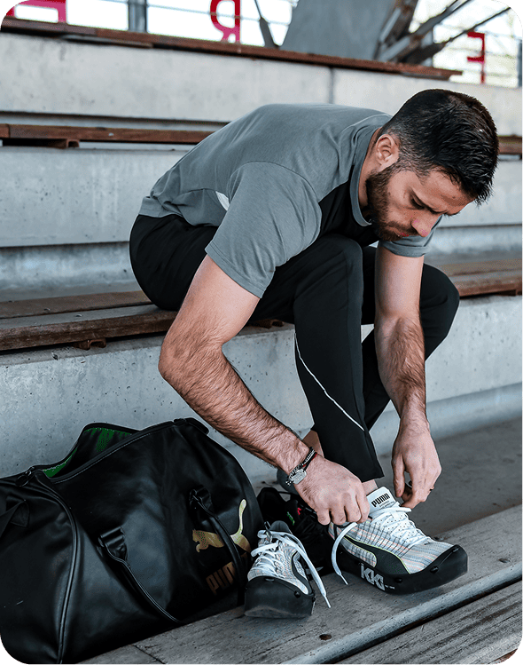 Homme qui mets ses chaussures avec les Key One
